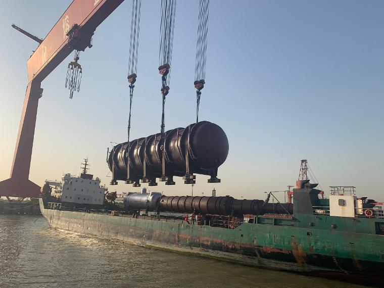 中国天辰渤化“两化”搬迁项目最大设备启航 中国天辰渤化“两化”搬迁项目最大设备启航