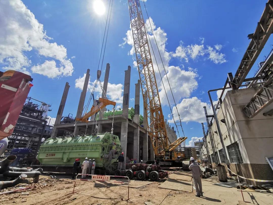 乘风破浪,寰球东北工程总承包大庆炼化公司结构调整增产石蜡项目12台真空转鼓过滤机圆满吊装成功 乘风破浪,寰球东北工程总承包大庆炼化公司结构调整增产石蜡项目12台真空转鼓过滤机圆满吊装成功