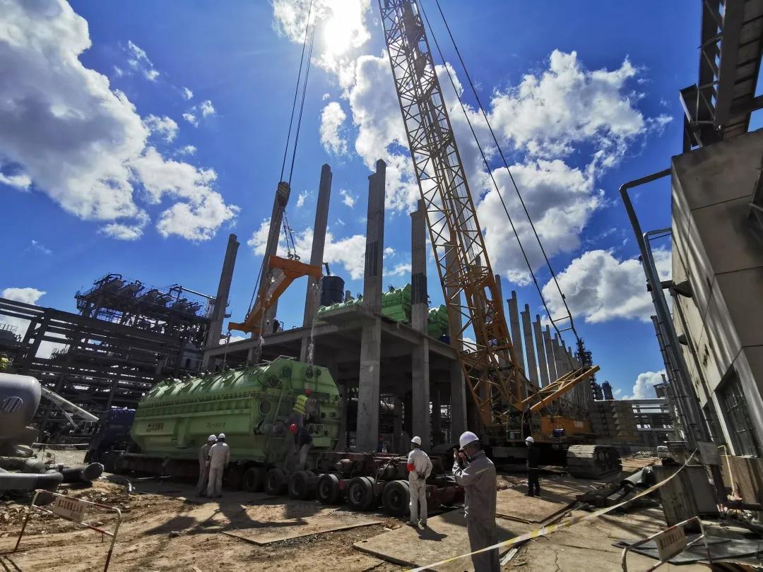 乘风破浪,寰球东北工程总承包大庆炼化公司结构调整增产石蜡项目12台真空转鼓过滤机圆满吊装成功 乘风破浪,寰球东北工程总承包大庆炼化公司结构调整增产石蜡项目12台真空转鼓过滤机圆满吊装成功