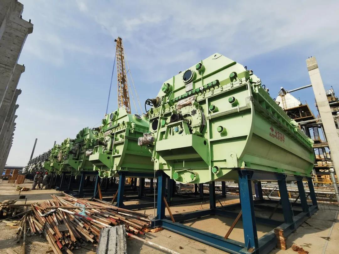 乘风破浪,寰球东北工程总承包大庆炼化公司结构调整增产石蜡项目12台真空转鼓过滤机圆满吊装成功 乘风破浪,寰球东北工程总承包大庆炼化公司结构调整增产石蜡项目12台真空转鼓过滤机圆满吊装成功