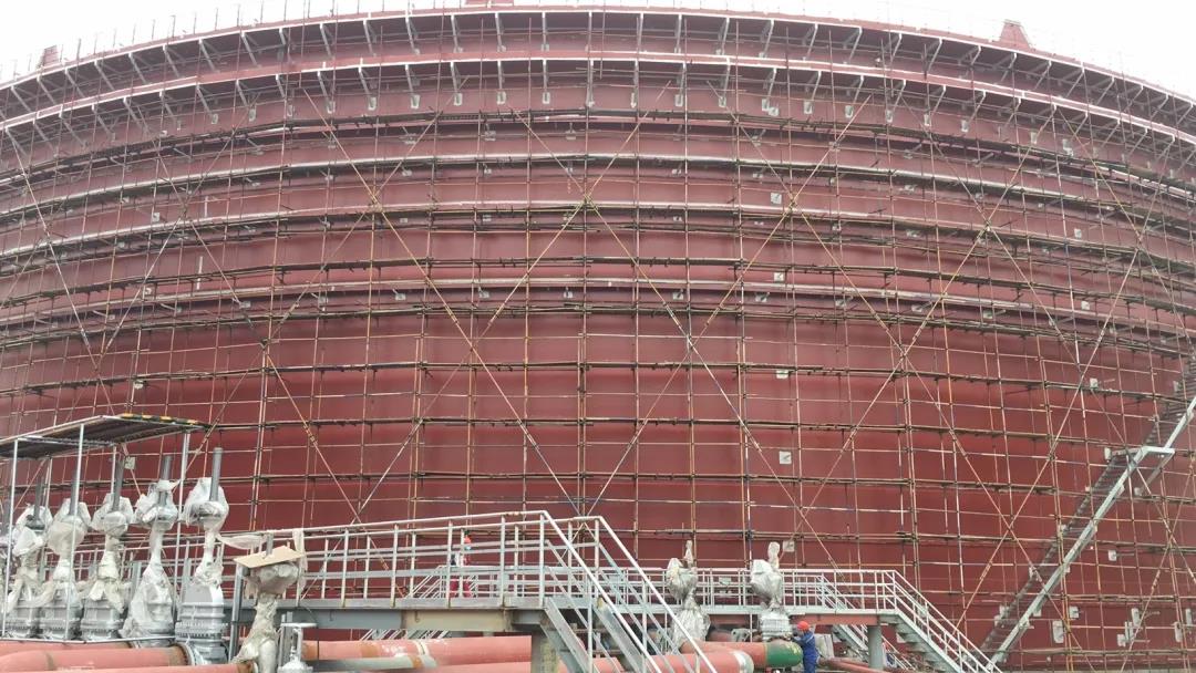 四台“巨无霸”披 “铠甲” ——寰球吉林化建储罐脚手架搭设任务一次验收合格 四台“巨无霸”披 “铠甲” ——寰球吉林化建储罐脚手架搭设任务一次验收合格