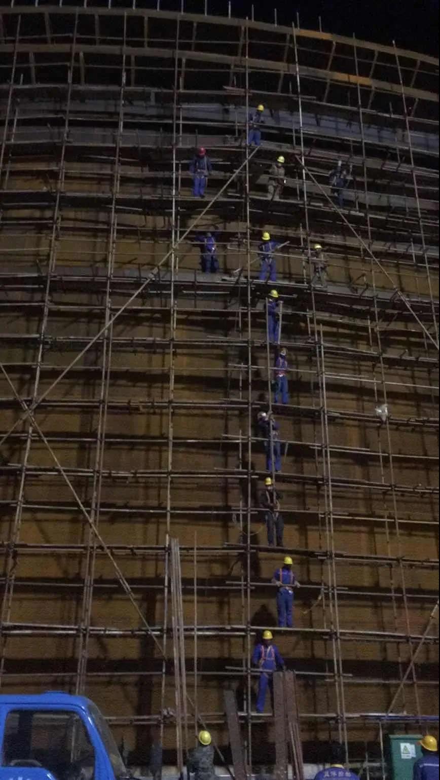 四台“巨无霸”披 “铠甲” ——寰球吉林化建储罐脚手架搭设任务一次验收合格 四台“巨无霸”披 “铠甲” ——寰球吉林化建储罐脚手架搭设任务一次验收合格