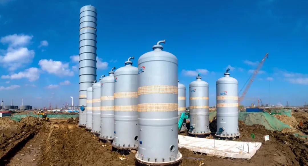 “开新局 育新机”盛虹炼化进行时丨国内最大常压塔吊装成功 盛虹炼化核心设备安装正式启动 “开新局 育新机”盛虹炼化进行时丨国内最大常压塔吊装成功 盛虹炼化核心设备安装正式启动