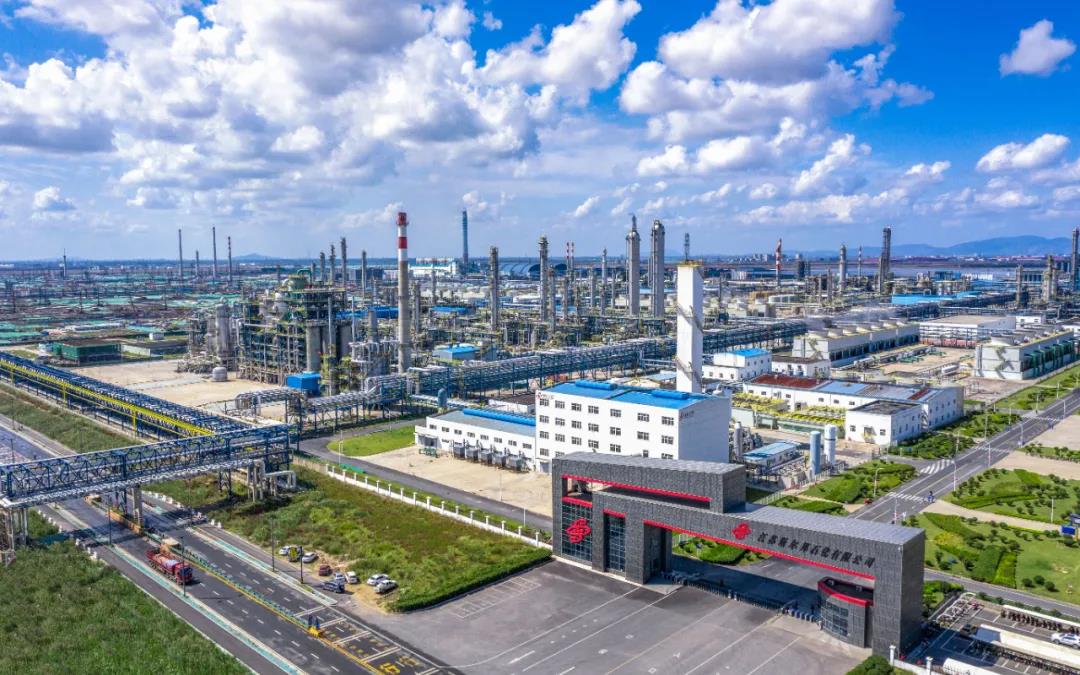 大国重器!江苏最高丙烯丙烷分离塔成功吊装 大国重器!江苏最高丙烯丙烷分离塔成功吊装