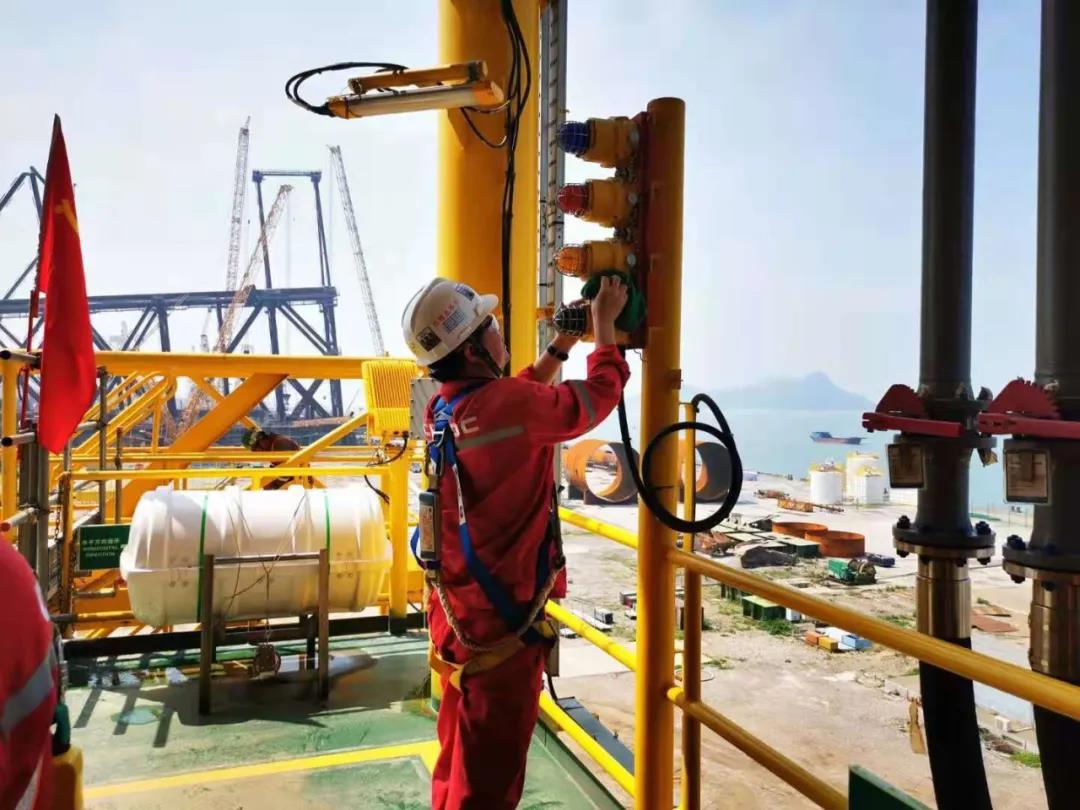 上上德盛恭贺中海福陆陆丰14-4中心平台顺利完成浮托安装! 上上德盛恭贺中海福陆陆丰14-4中心平台顺利完成浮托安装!