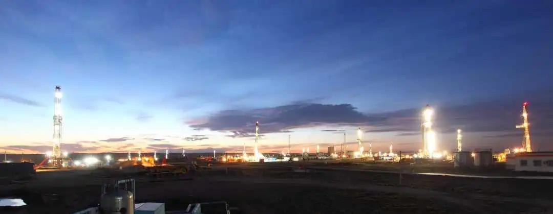 大国重器!四机公司装备亮剑亚洲陆上最大页岩油平台 大国重器!四机公司装备亮剑亚洲陆上最大页岩油平台