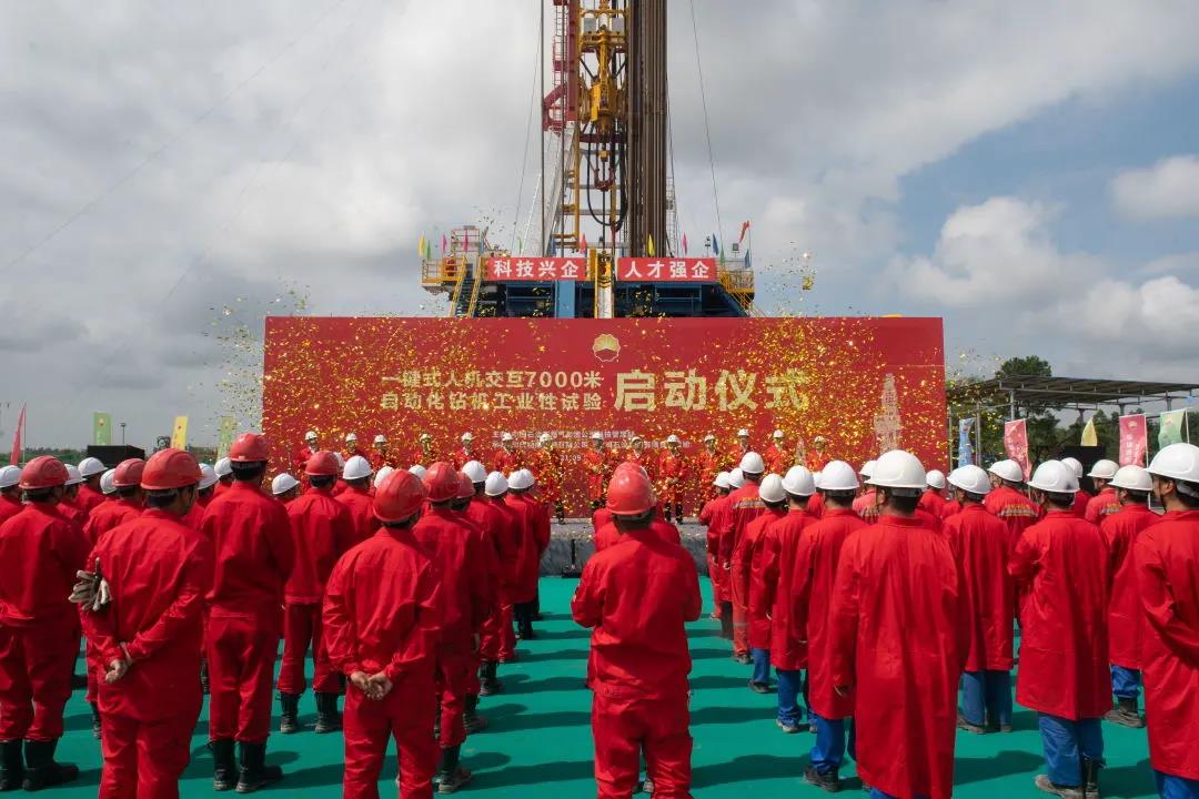 振奋!中国首套“一键式”人机交互7000米自动化钻机投入工业性试验 振奋!中国首套“一键式”人机交互7000米自动化钻机投入工业性试验