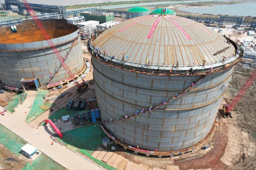 天辰公司总承包的中化连云港罐区项目8万方双金属低温储罐气顶升圆满完成! 天辰公司总承包的中化连云港罐区项目8万方双金属低温储罐气顶升圆满完成!