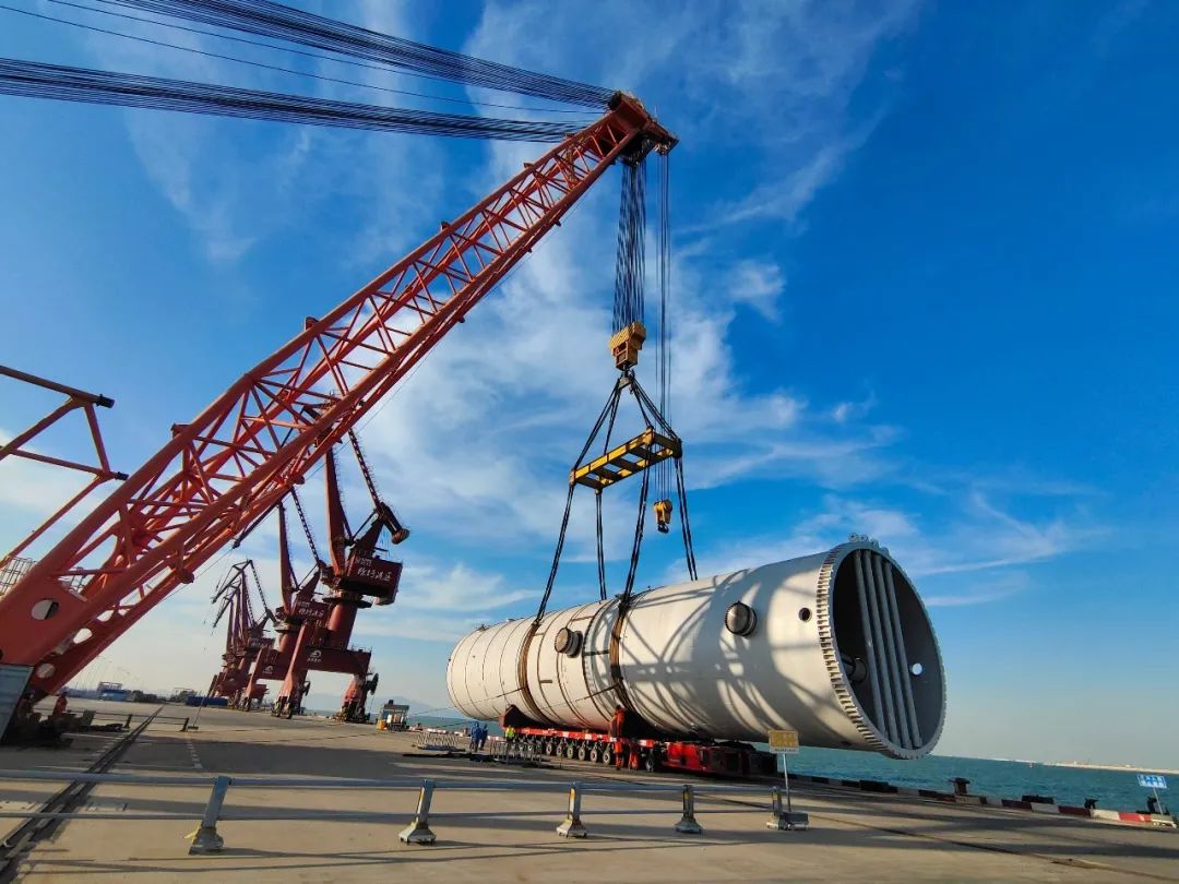 瑞恒项目产品分离塔上、中段完成现场组装 瑞恒项目产品分离塔上、中段完成现场组装