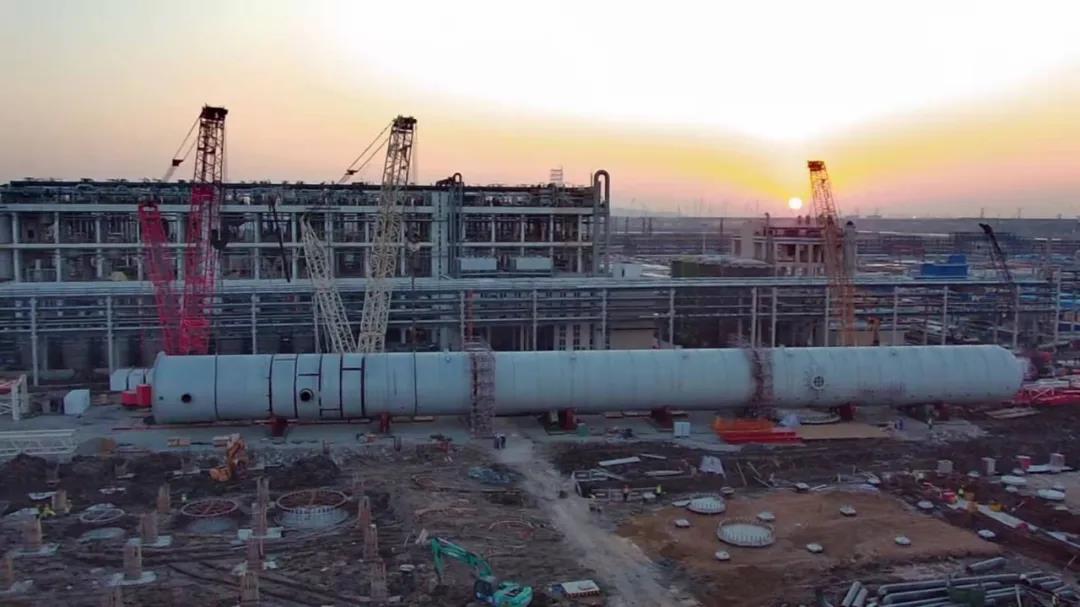 瑞恒项目产品分离塔上、中段完成现场组装 瑞恒项目产品分离塔上、中段完成现场组装