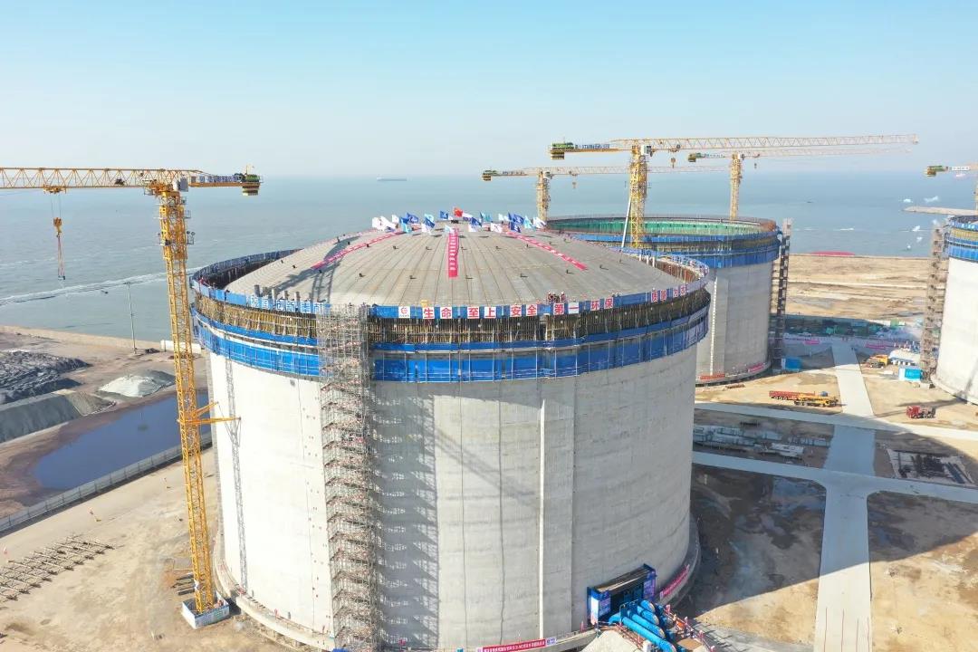 寰球公司承建的国家管网集团龙口LNG项目4#储罐成功升顶 寰球公司承建的国家管网集团龙口LNG项目4#储罐成功升顶