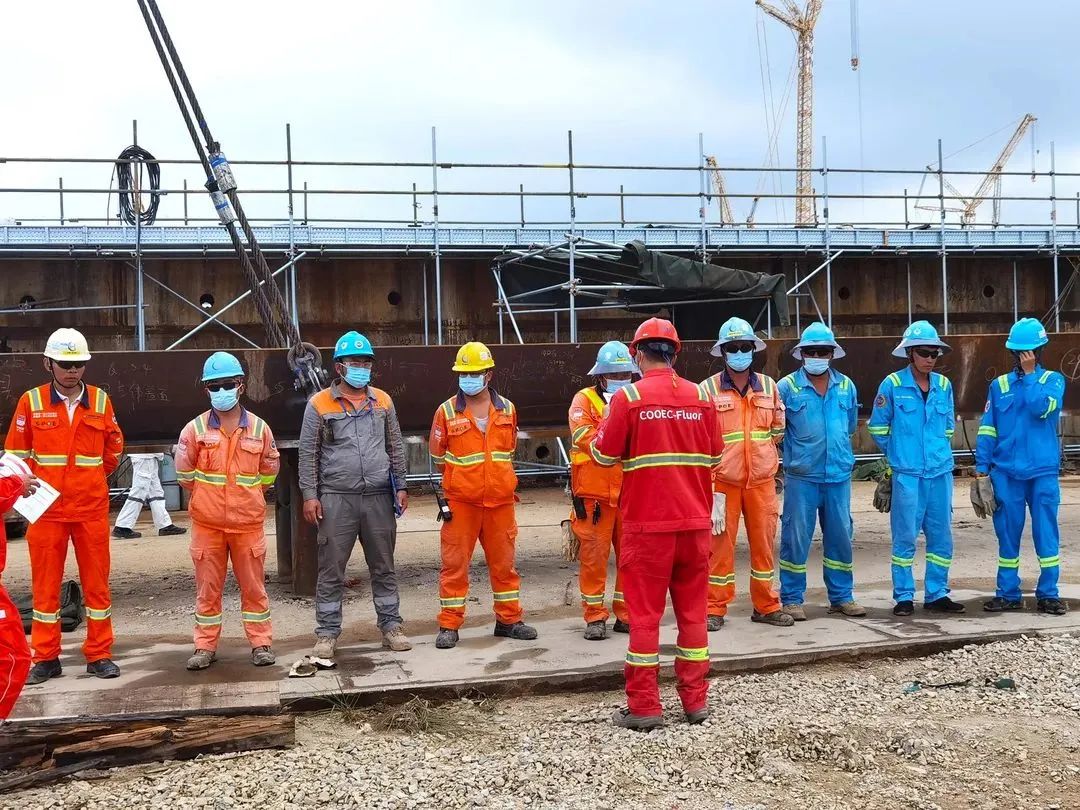 流花11-1平台导管架完成首段滑靴吊装 流花11-1平台导管架完成首段滑靴吊装
