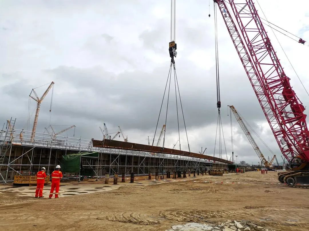 流花11-1平台导管架完成首段滑靴吊装 流花11-1平台导管架完成首段滑靴吊装