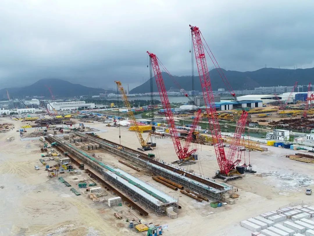 流花11-1平台导管架完成首段滑靴吊装 流花11-1平台导管架完成首段滑靴吊装