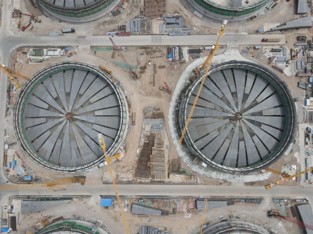 国内最大规模液化天然气储备项目 世界最大低温储罐拱顶吊装完成 国内最大规模液化天然气储备项目 世界最大低温储罐拱顶吊装完成